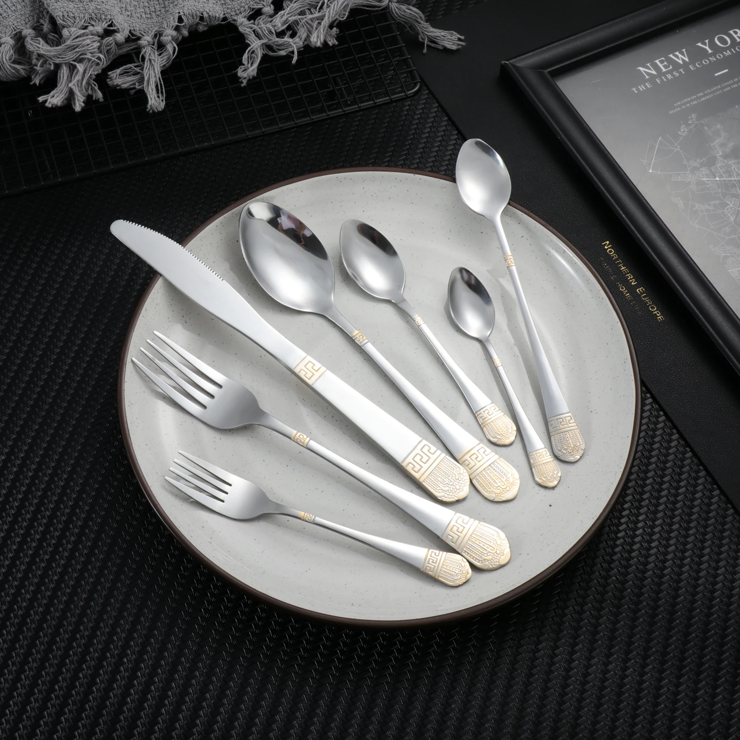 4/5/6/7/24/30 Western style stainless steel crown tableware set, gold tableware knife, fork, spoon, reusable