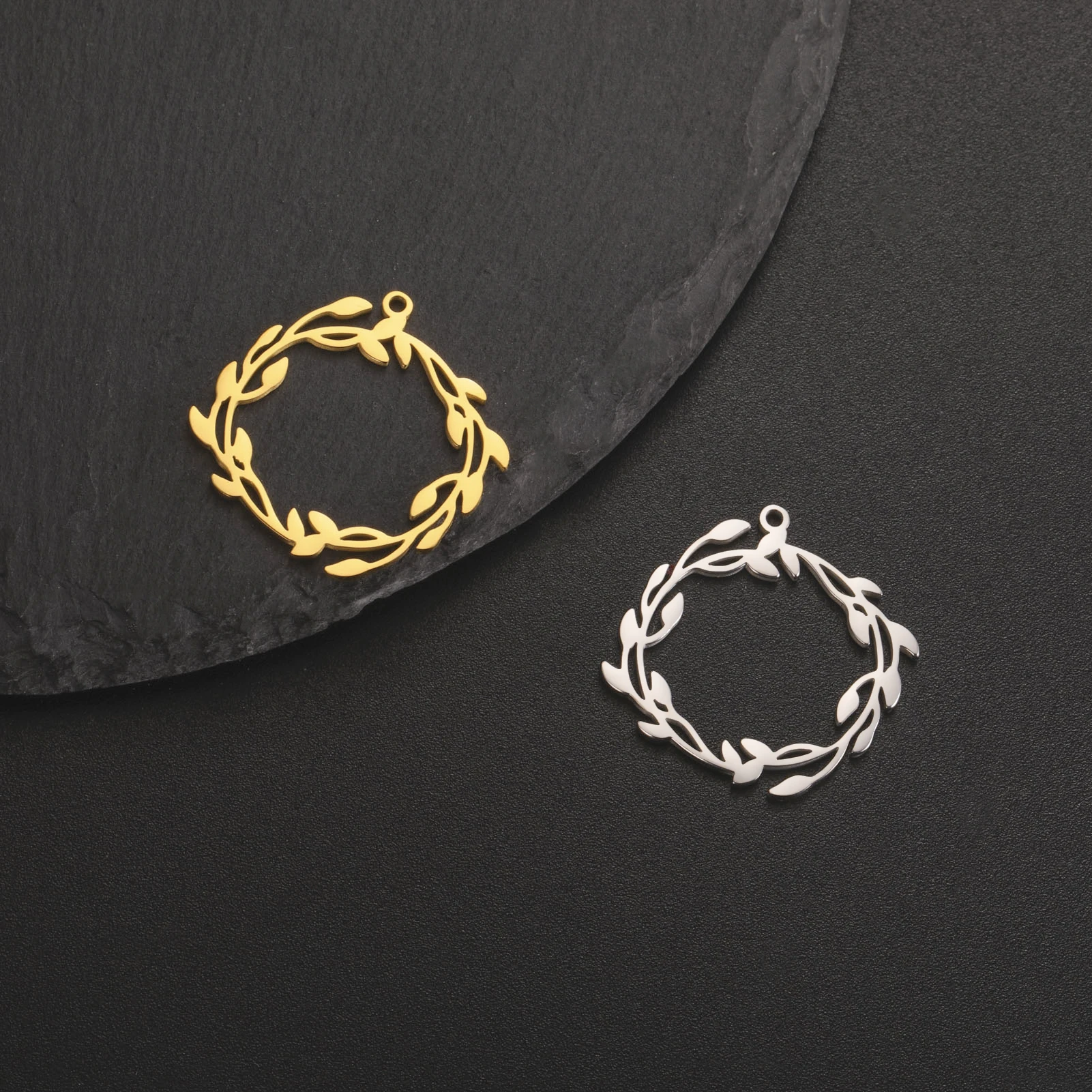 Lote de 3 unidades de hermosos dijes de corona de Laurel de acero inoxidable para fabricación de joyas, colgante de rama de olivo, collar DIY, llavero y pendientes