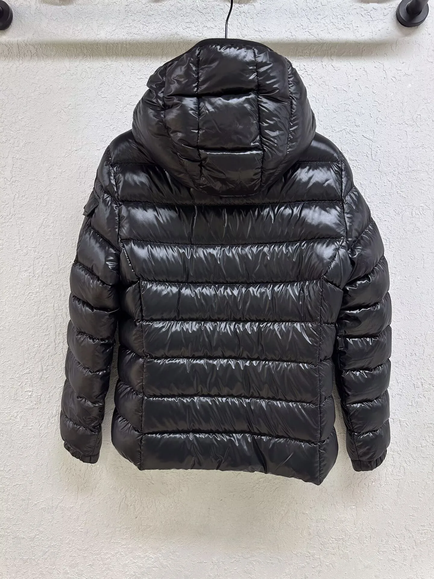 블랙 글로시 슬리밍 후드 다운 재킷, 고급스러운 질감과 보온성을 자랑하는 가을 겨울용 글로시 다운 재킷