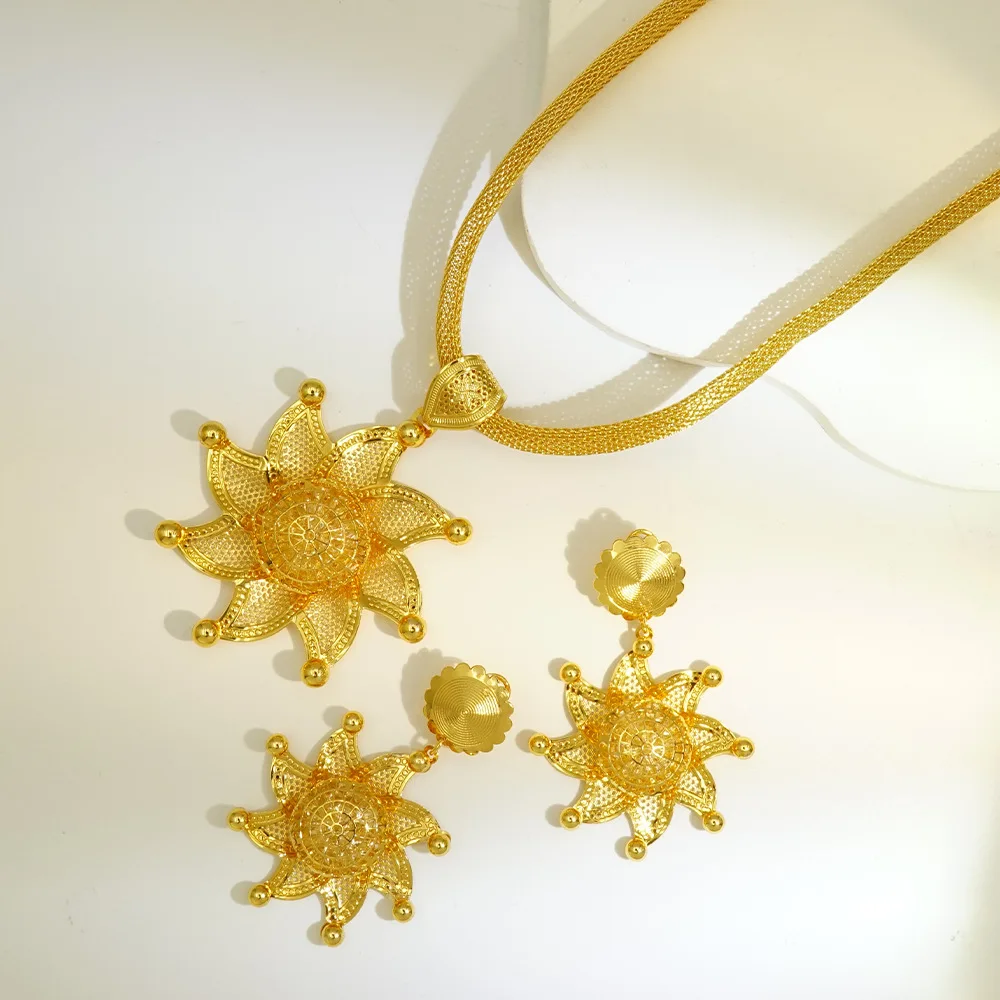 

Women's Flower & Heart Pendant, 24K Gold, AU999 | Diamond-accented dew drop at heart, glamorous statement of opulent love.