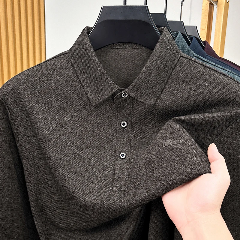 Herren-Herbst-Polohemd in klassischer, einfarbiger Ausführung, hochwertige Baumwolle, weiches, langärmliges T-Shirt mit Kragen, bequemes, lässiges Oberteil für Herren. – Detail 9