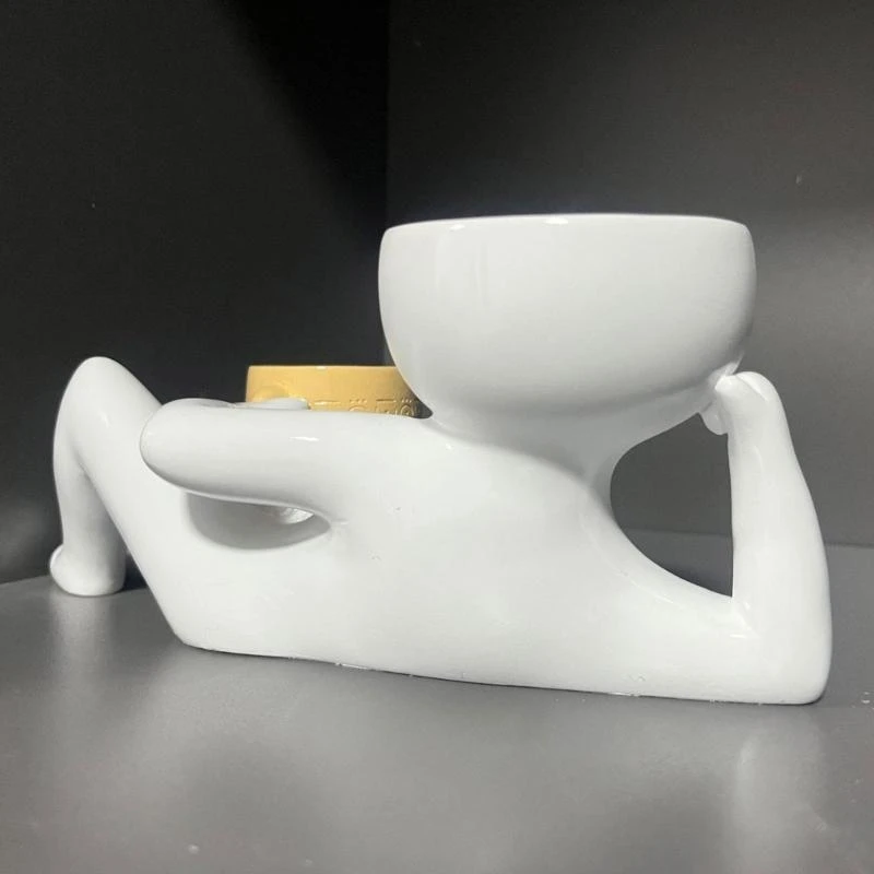 Pessoa relaxante segurando vaso corporal maconha decors resina suculentas engraçadas .y5ga