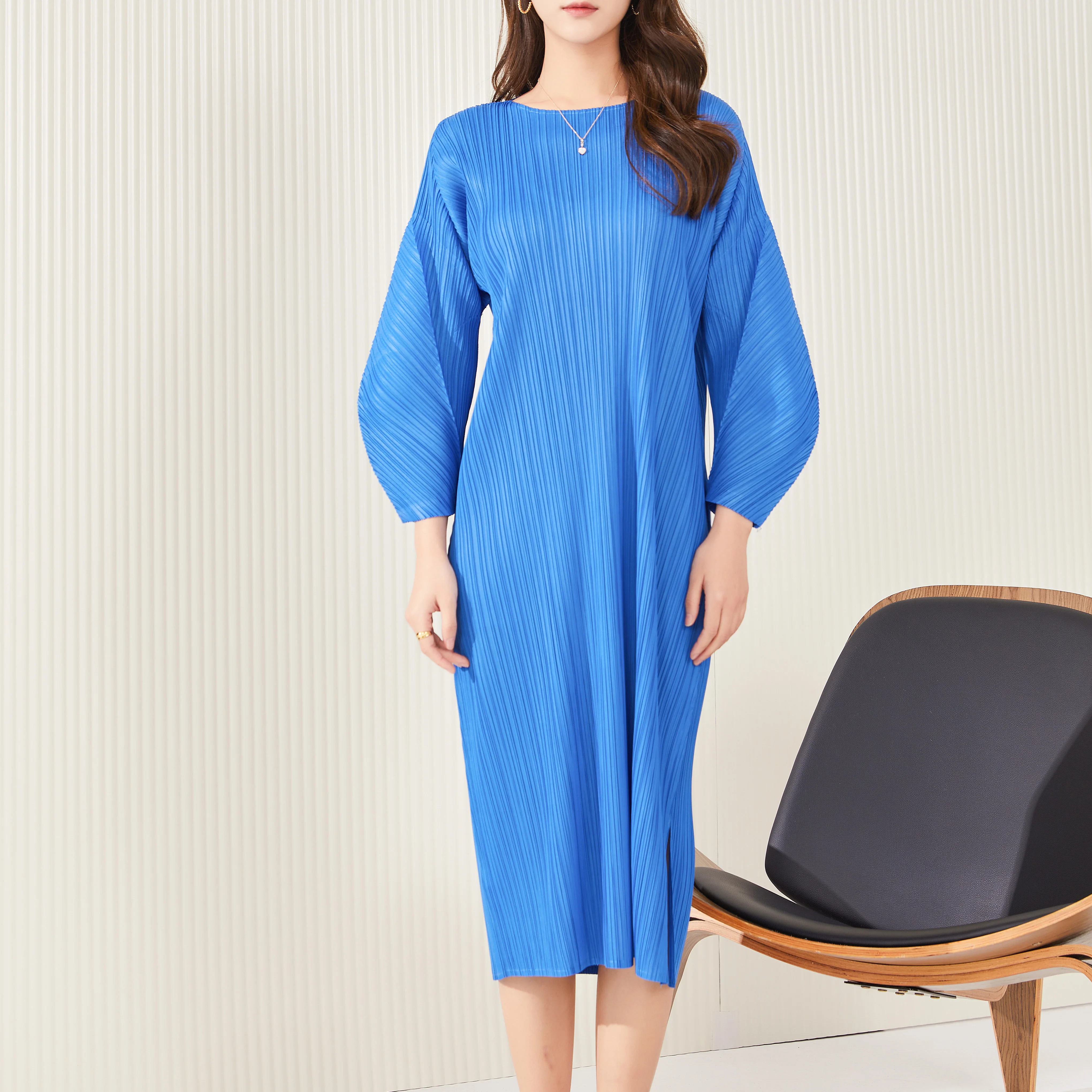 

2024 early spring new pleated plate-size relaxed mid-length crew-neck dress