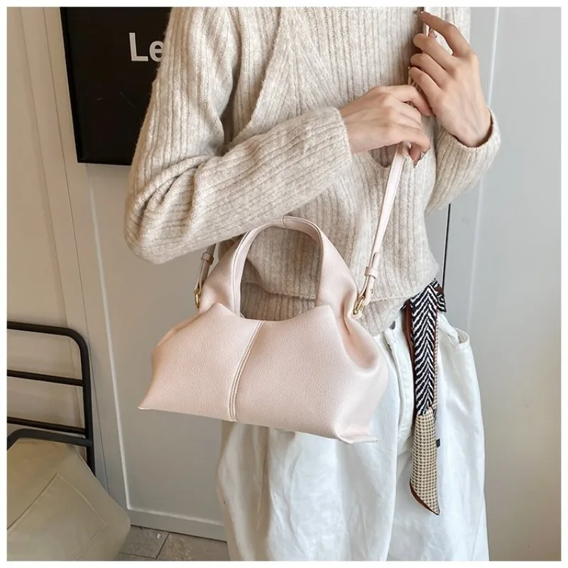 Mini-Halbmond-Umhängetasche, kompakt & stilvoll mit Wildleder-Finish und Bärenmotiv, kleine Kapazität für alltägliche Freizeitaktivitäten & Arbeit – Detail 27