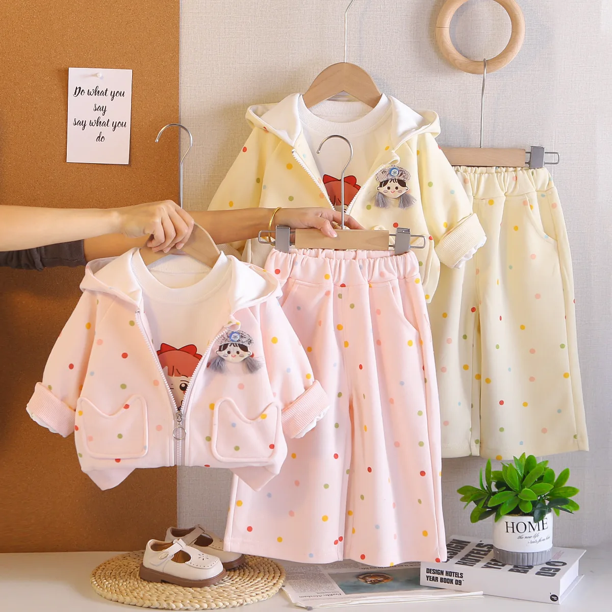 

Комплекты одежды для девочек Весна-Осень 2026: Детские худи, куртки, футболки, брюки – 3 предмета. Милый костюм для малышей, спортивные костюмы, детская одежда для 4-5 лет.