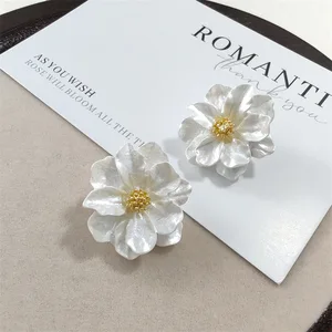 Anting-Anting Pejantan Wanita Bunga Akrilik Putih Lipat Motif Bunga Mode Korea Kelopak Manis Anting-Anting Wanita Tidak Beraturan 2025 Baru 8 perhiasan bunga penjualan terbaik - №