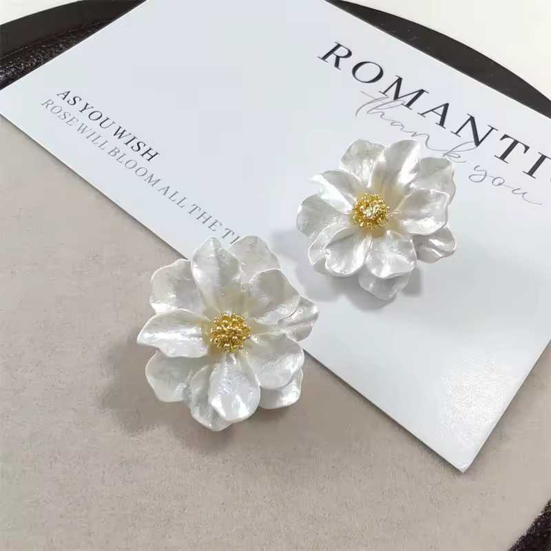 White Acrylic Flower Women's Stud Earrings Folded Florals Korean Fashion Sweet Petals Irregular Female Earrings 2025 new in - Image 5