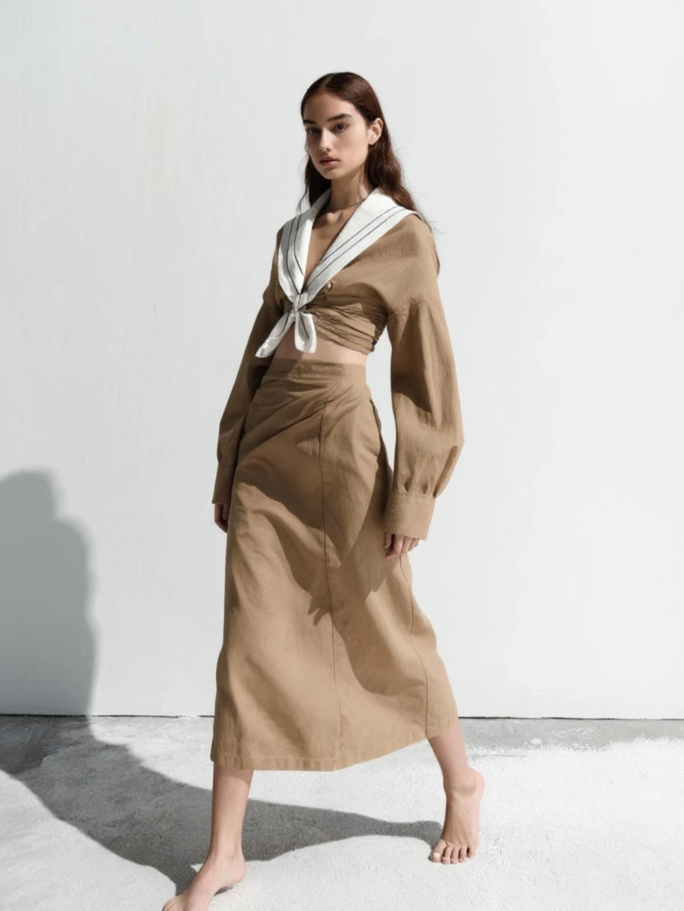 تنورة رصاص عالية الخصر للنساء بقصة ضيقة وعصرية بحافة خس عادية تحت الركبة