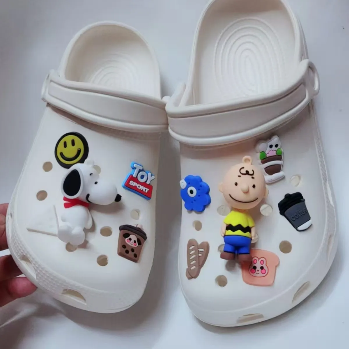 

Miniso 3D Cute Snoopy Cartoon Creative Versatile Shoe Flower DIY Removable Decorative Shoe Accessories