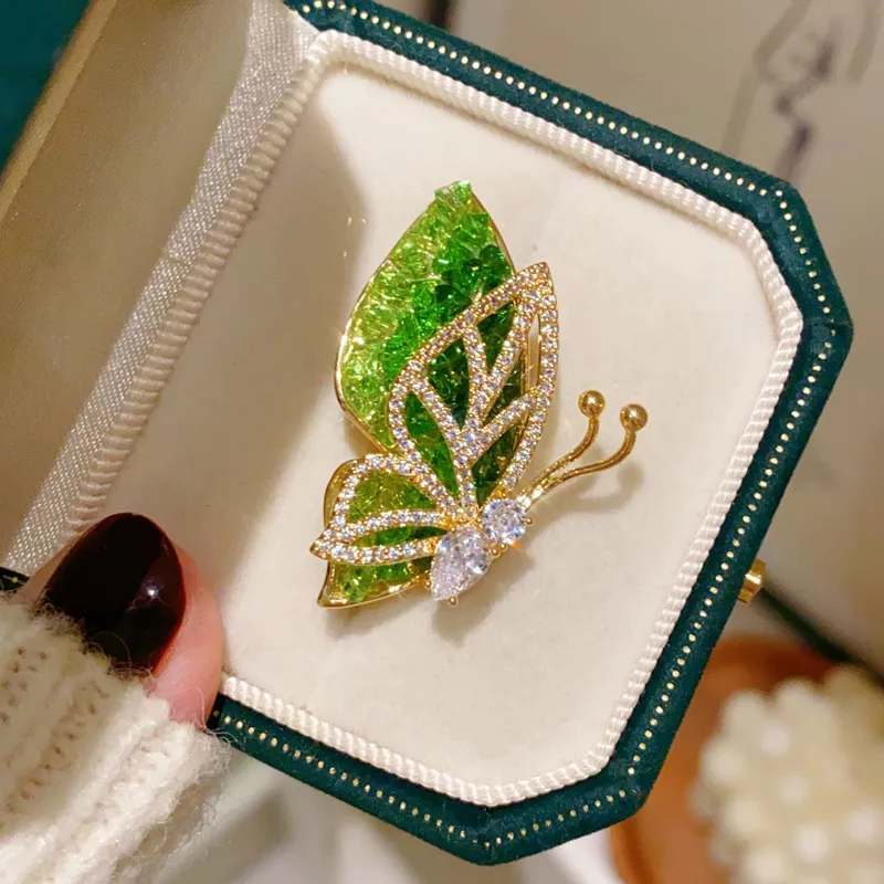 CC Suit Pins Gradient Green Color Zirconia Butterfly Shape Brooches Summer Corsage Korea Style Dress Pin Jewelry Charm Gift B332