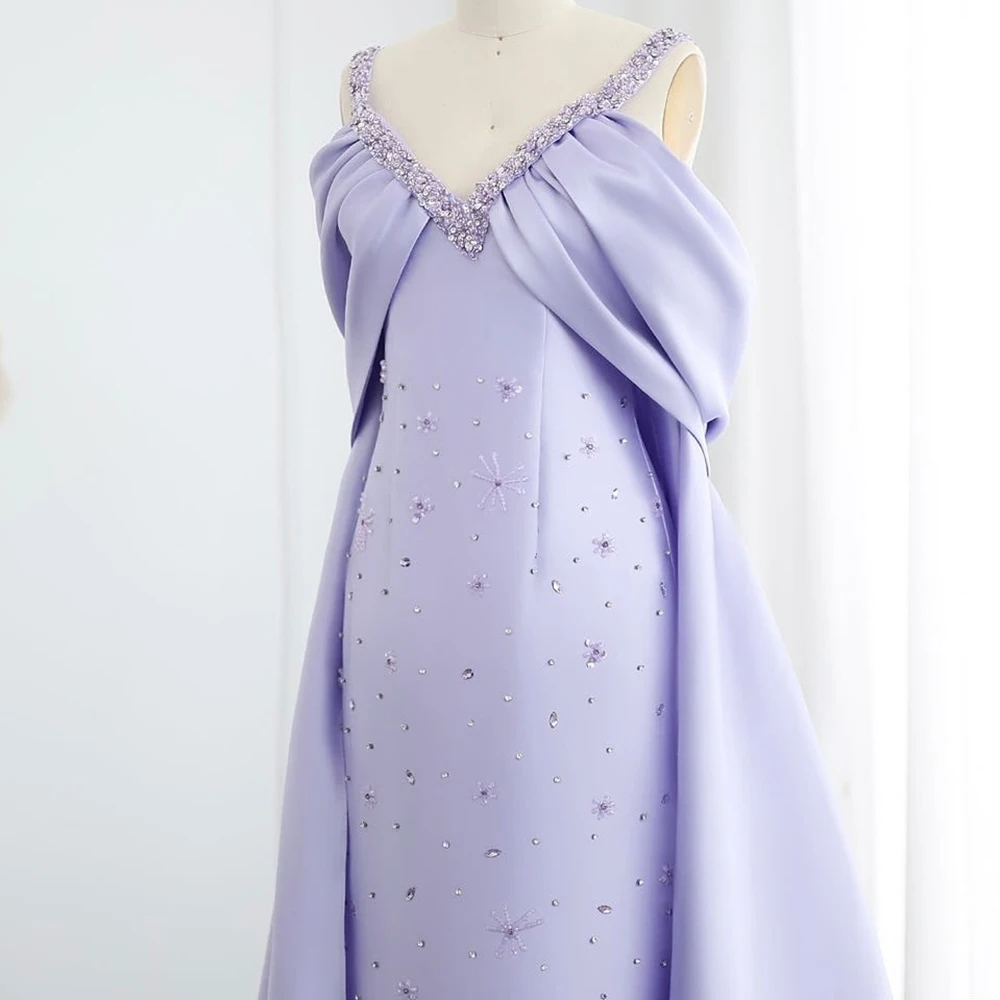 فساتين سهرة مخصصة على شكل حرف A بطول الأرض ورقبة على شكل حرف V بدون أكمام فستان حفلات أنيق بطيات كريستالية بدون ظهر ثنيات للحفلات