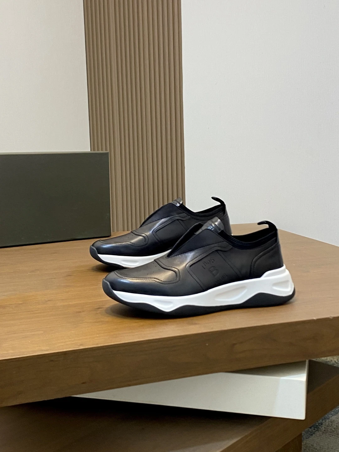 

BLLIYOSS Men Shoes 2026SS New Calf leather stitching 1895 high-quality Three dimensional relief sculpture Embossed badge pattern