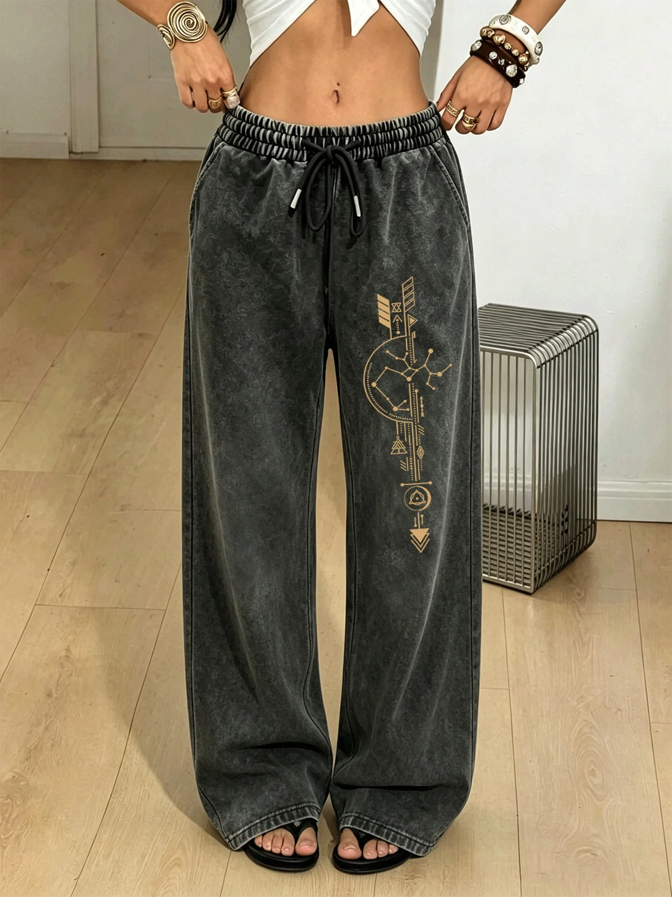 Women's vintage washed distressed trousers, stylish, comfortable, breathable and versatile trousers with arrow line print