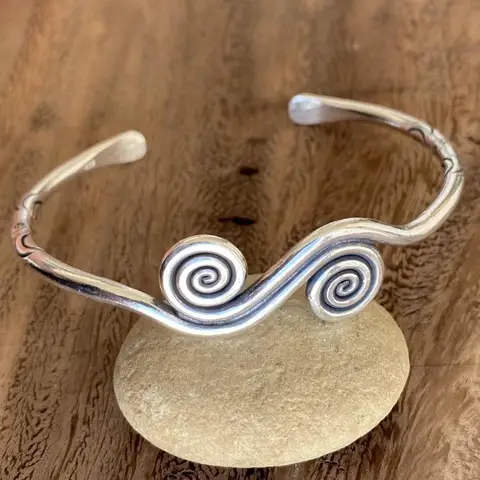 European and American exaggerated spiral bracelet retro fashion twist wound metal armband personality cuff