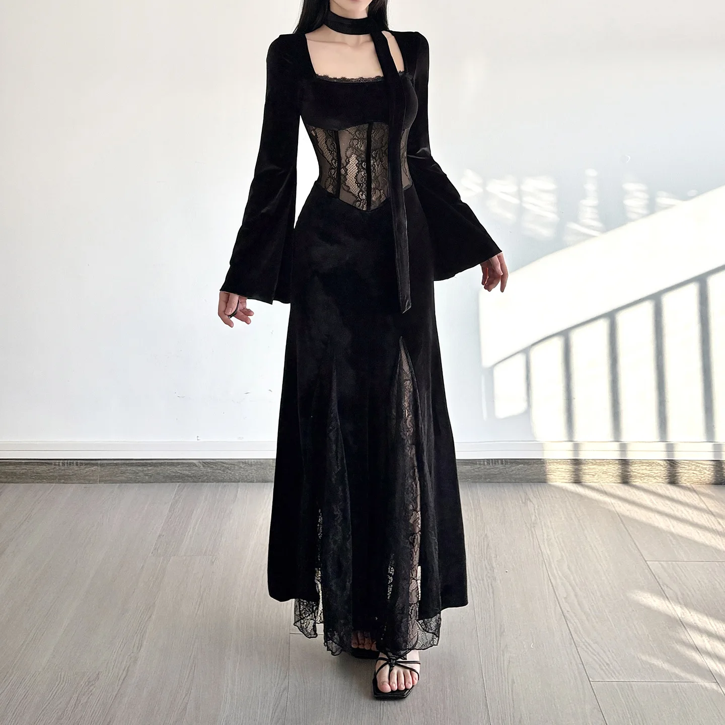 فستان ماكسي مخملي بحاشية من الدانتيل الشفاف على الموضة الداكنة للنساء ملابس قوطي مول فساتين بأكمام مضيئة وشاح للرقبة تفاصيل الهالوين