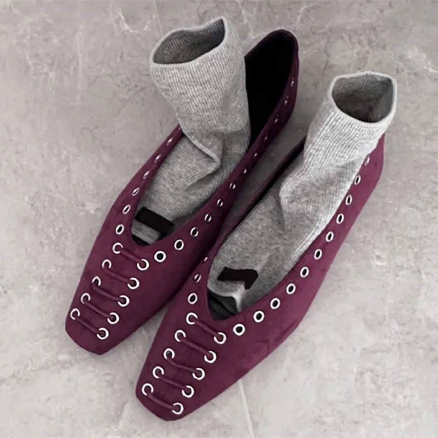 

Высококачественные туфли Мэри Джейн на плоской подошве из искусственной замши, женская модная брендовая дизайнерская обувь с заклепками на шнуровке, удобная офисная обувь на мягкой подошве