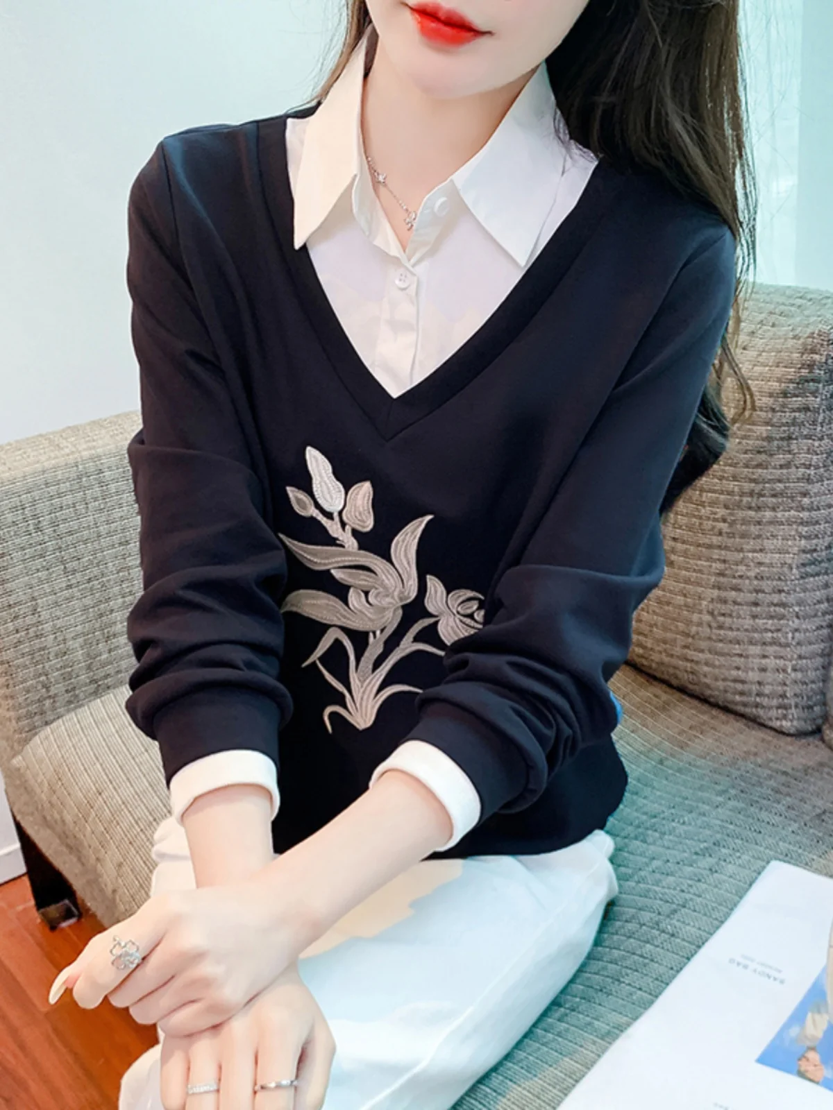 

Color Blo Fake Two-Piece Long Sve Women's irt New Autumn Design Embroidered Top Small Size Sweatirt Faionable