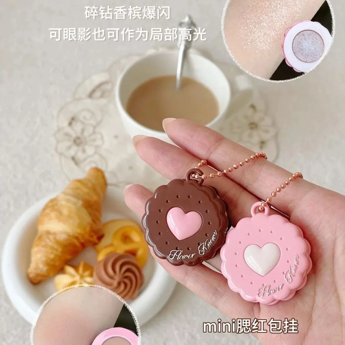 

Flower knows The Sweetie Bear MINI Monochrome Powder Blusher Knitting Bear Mini Eye Shadow Pendant Blush Keychain Flower Knows