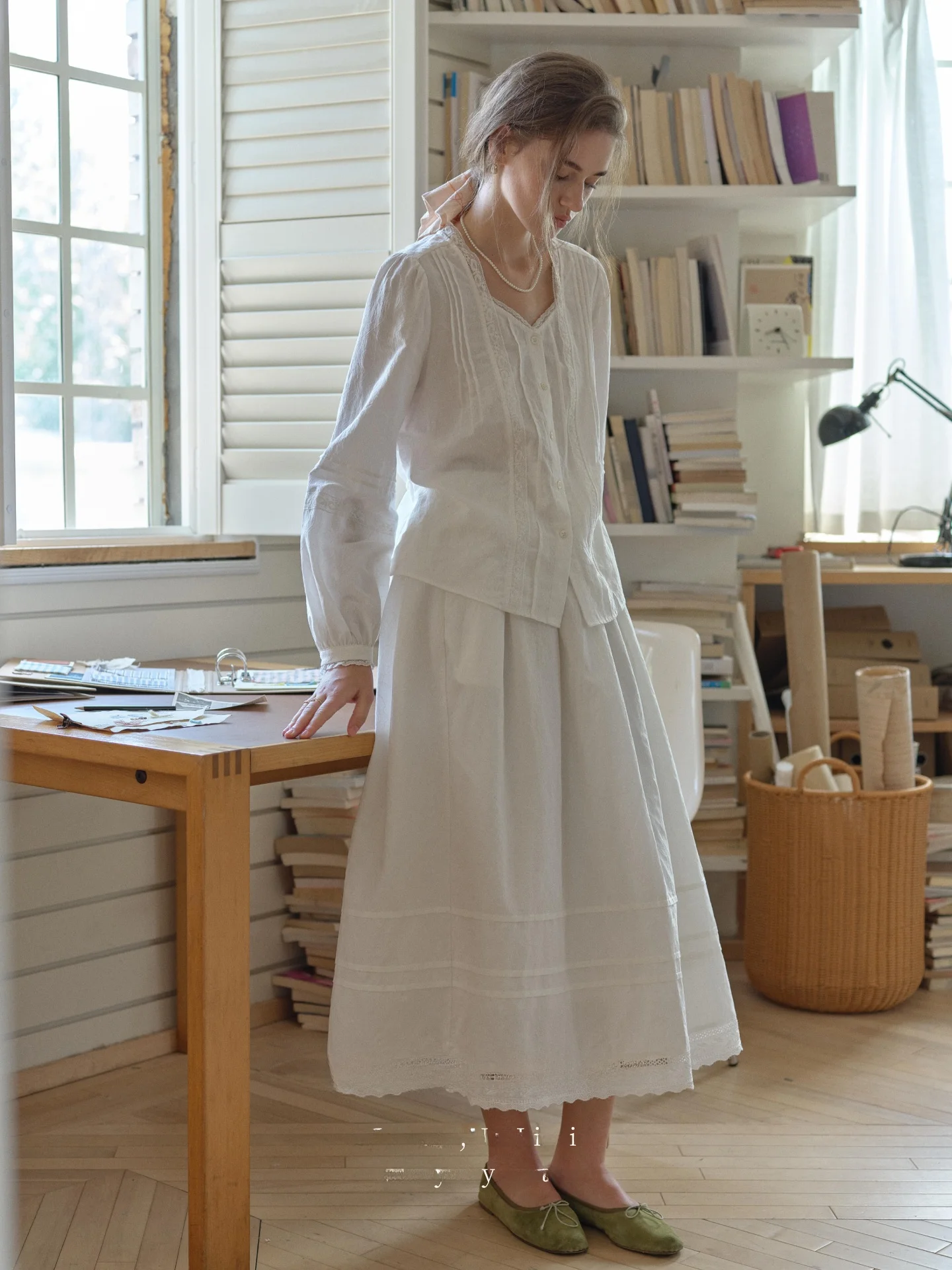 SimpleRetro Women's Autumn Fashion Set Long Sleeve Button up Shirt And High Waist Lantern Sleeve Skirt White Color Block