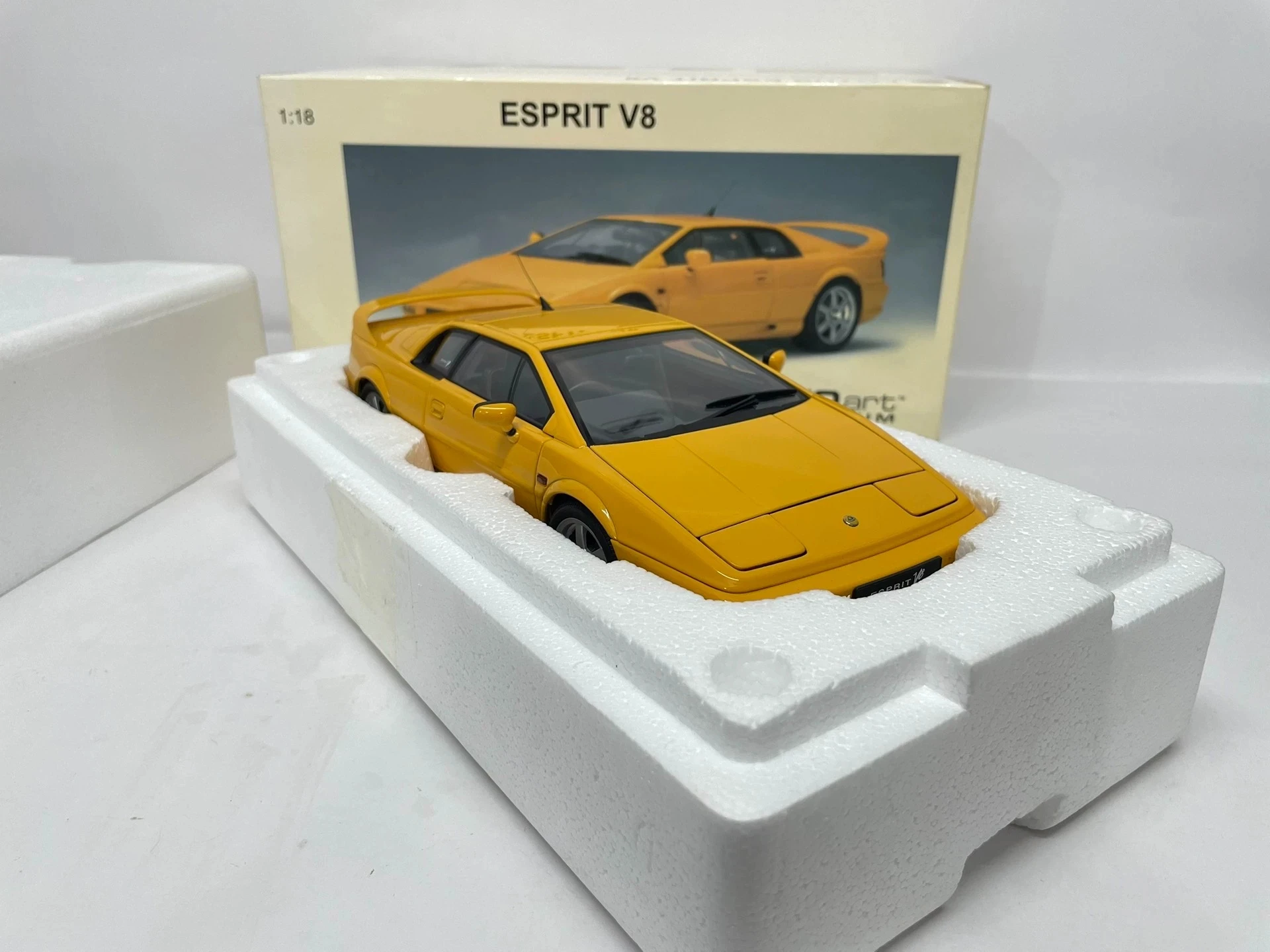 Autoart 1:18 Esprit V8 Yellow Simulation Limited Edition All Open Alloy Metal Static Car Model Toy Gift