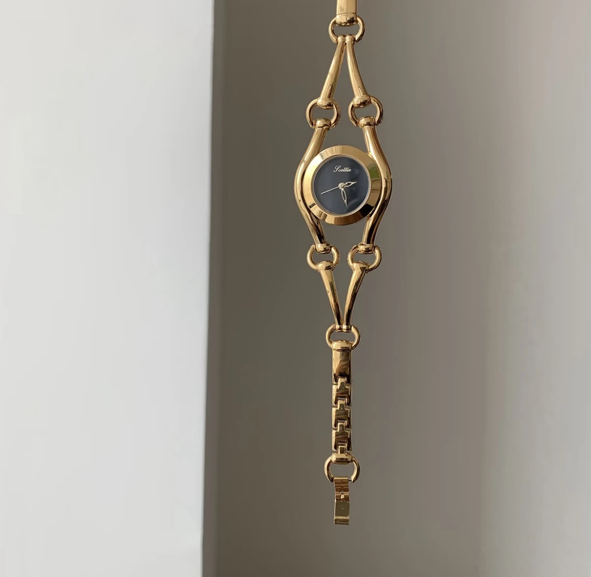 

New ladies' watch, medieval style design, stylish hollow strap, exquisite and high-end temperament ladies' watch, gift for women