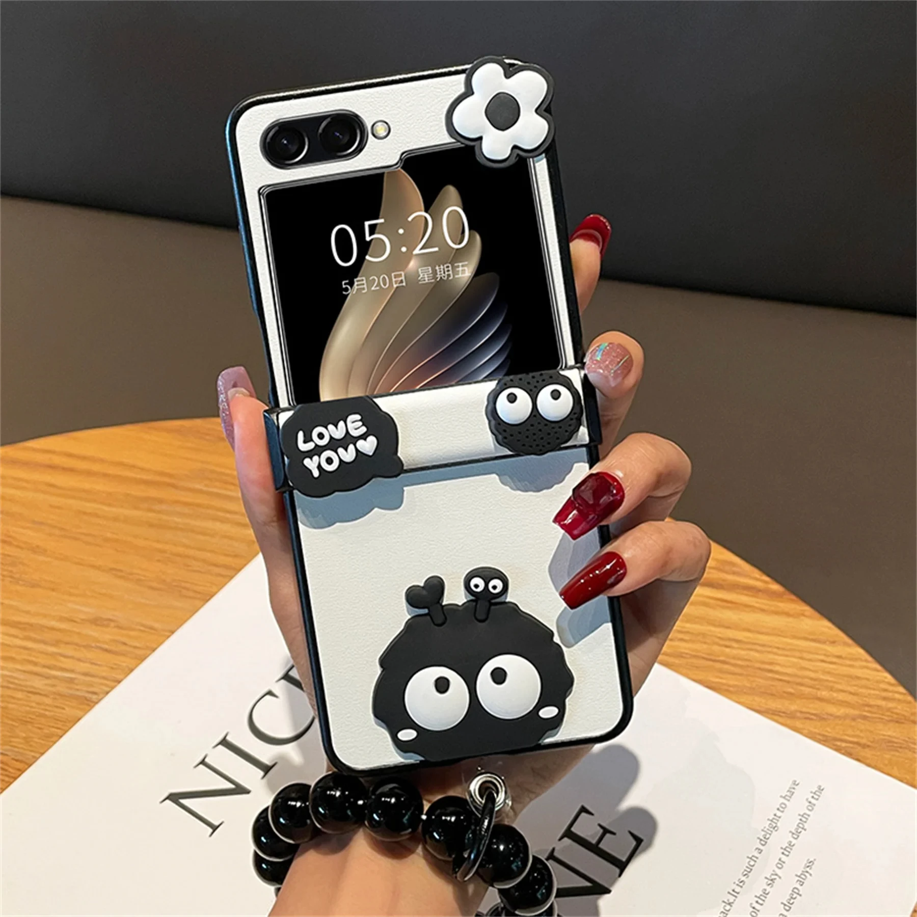 

Cute Korean Coal Ball Genie Flower Kawaii Case with Black Beads Bracelet for Samsung Galaxy Z Flip4 ZFlip5 Flip3 Z Flip6 Cover