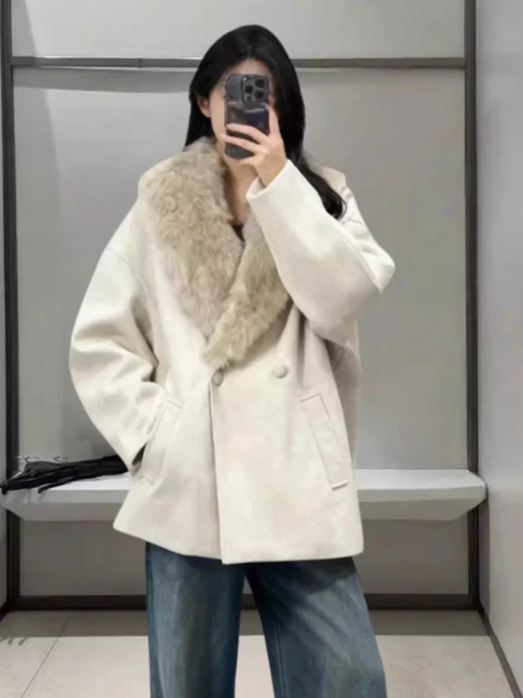 Damski płaszcz zimowy z efektem sztucznego futra, miękki kołnierz ze skóry ekologicznej, długi rękaw, zapinany na podwójne guziki, styl casual.