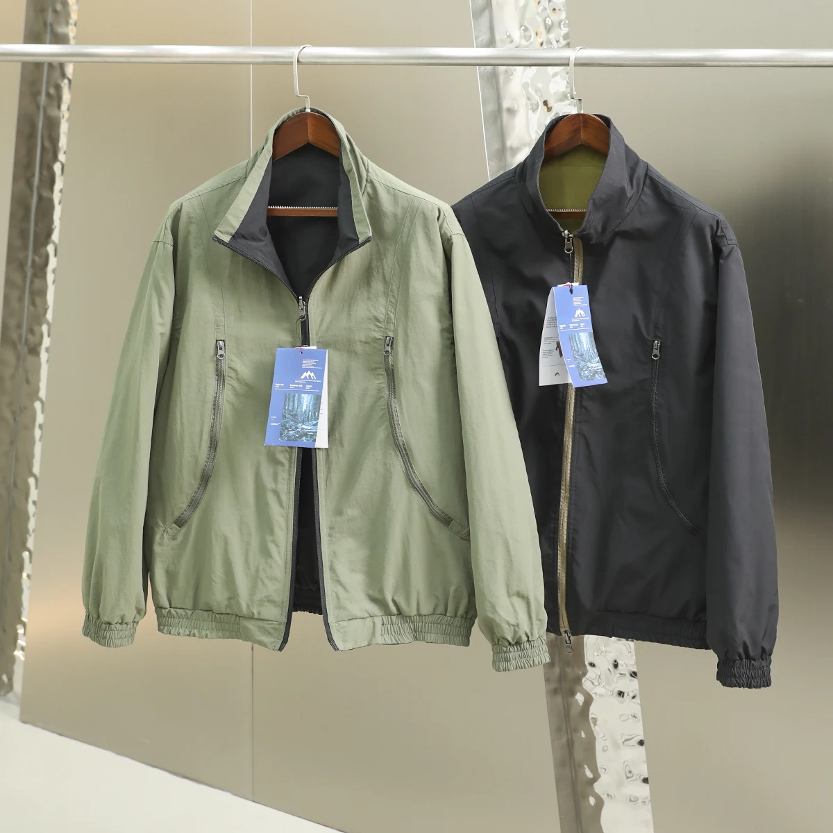 

Мужская осенняя спортивная куртка из функциональной серии для активного отдыха, двусторонняя, ветрозащитная, водонепроницаемая, с воротником-стойкой, на молнии, приталенного кроя.