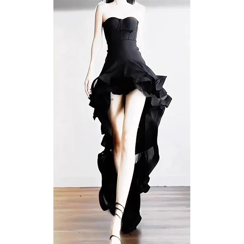 فستان ميدي صيفي أسود جديد لعام 2025 فستان نسائي كوري أنيق للحفلات مثير بكشكشة غير منتظمة بدون حمالات فساتين ضيقة