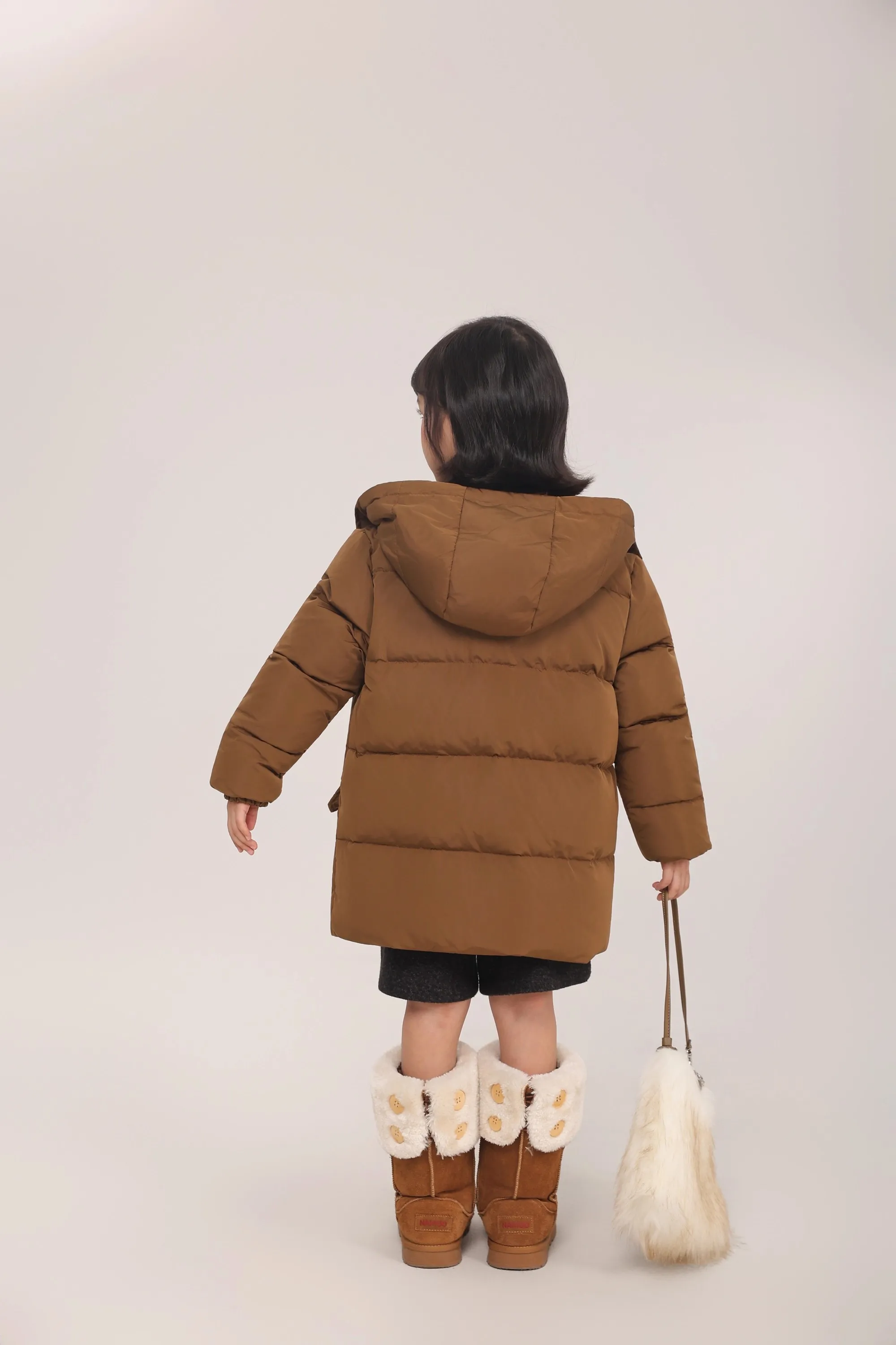 Kinder-Daunenjacke mit 90% Weißer Entendaune, Braune Kapuze, Mittellange Daunenjacke mit Großen Taschen, Dicke Warme Winteroberbekleidung für Mädchen A4853 – Detail 10