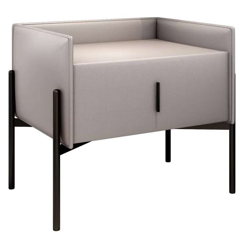 طاولة بجانب السرير إيطالية بسيطة من الجلد ودرج من الخشب الصلب وطاولة بجانب السرير وغرفة نوم حديثة وشقة صغيرة وطاولة بجانب السرير في الفندق #1