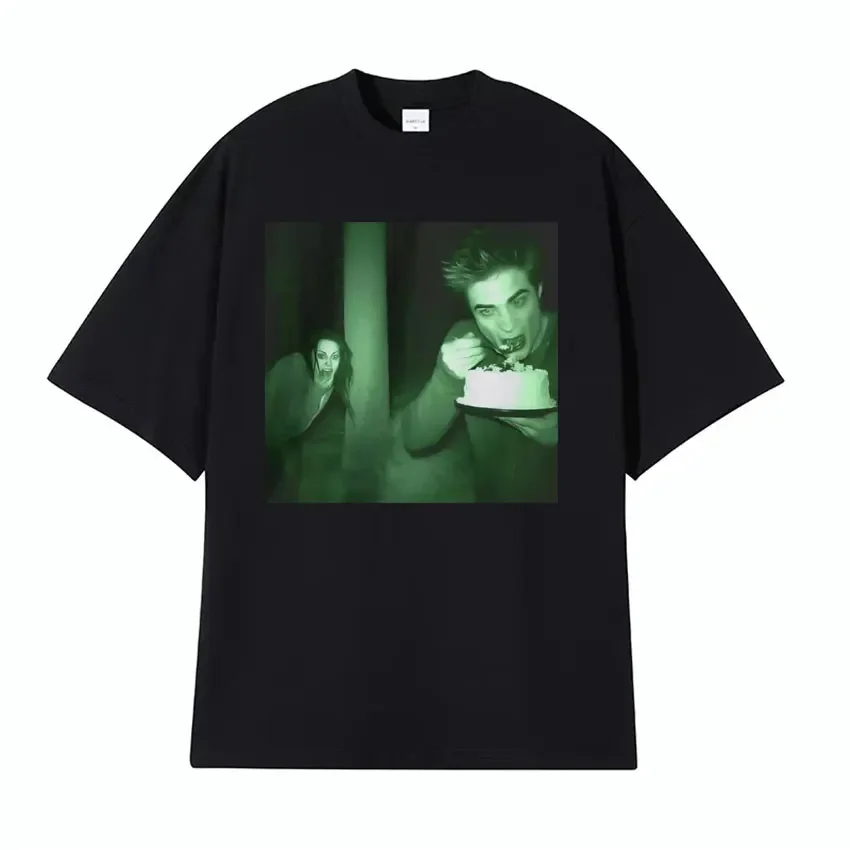 

2025 новая модель Edward & Bella Trail Cam Eating Cake Забавные футболки Мужчины Женщины Юмор Сумеречный графический футболка Модная повседневная хлопковая футболка