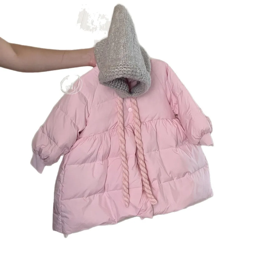 سترة نسائية قطنية على الطراز الأجنبي للفتيات والشتاء للأطفال الصغار في سترة الشتاء الطويلة سترة قطنية للأطفال تعطي قبعة