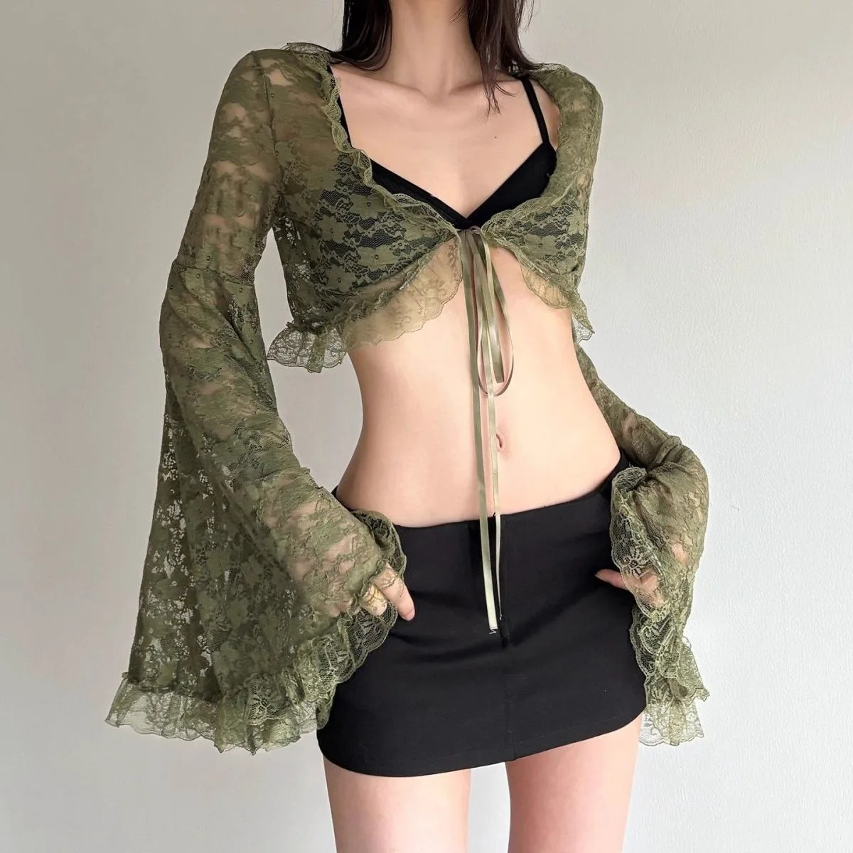 Modische Grüne Spitzen-Oberteile mit Bändern, Gothic Transparente Ausgestellte Ärmel, Crop-Mantel für Damen, Durchsichtige Patchwork-Club-Party-Glockenärmel-Blusen 2026 – Detail 3