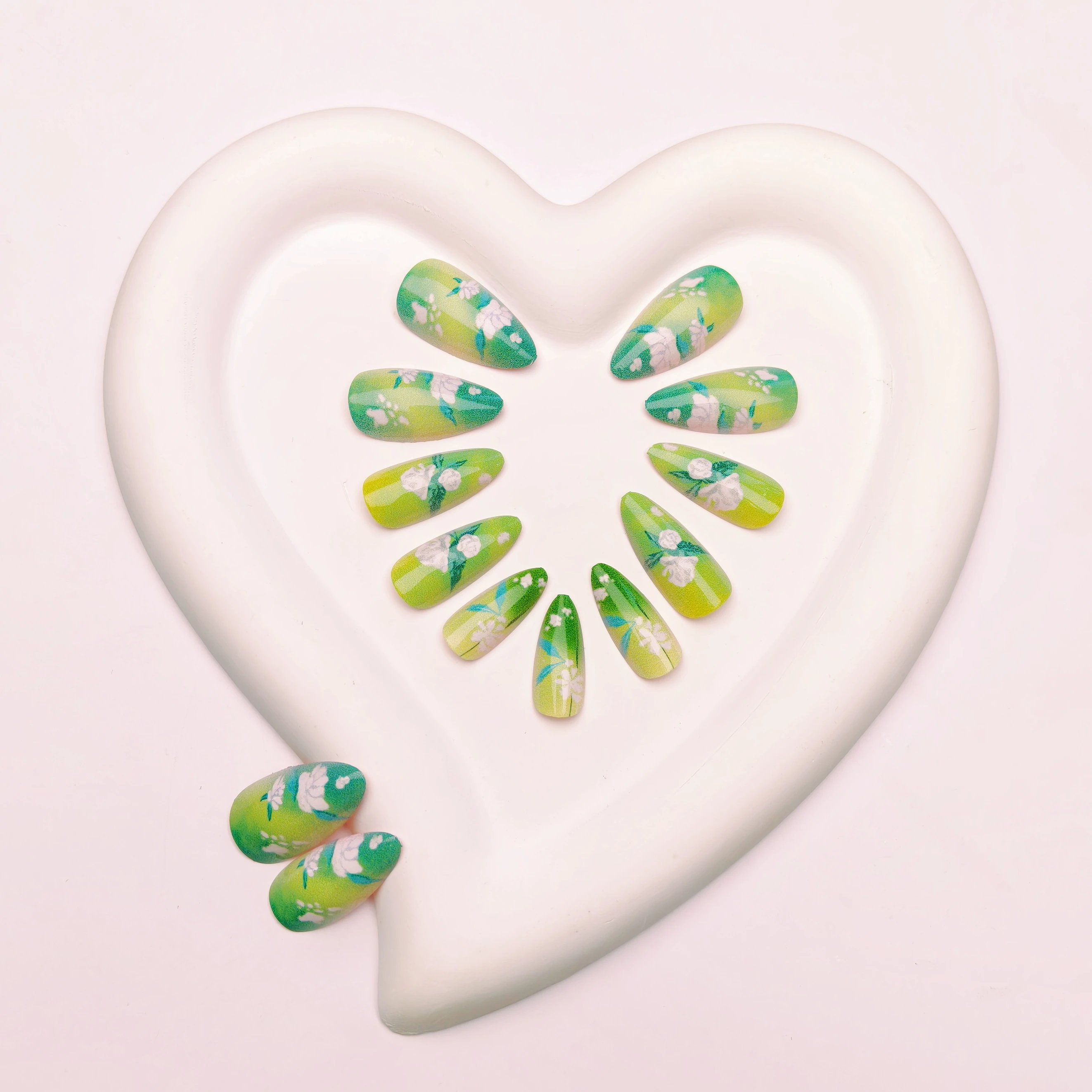 Green and White Petals Flower Pure Color Nails Manicure Wearable Nails 24 Pieces