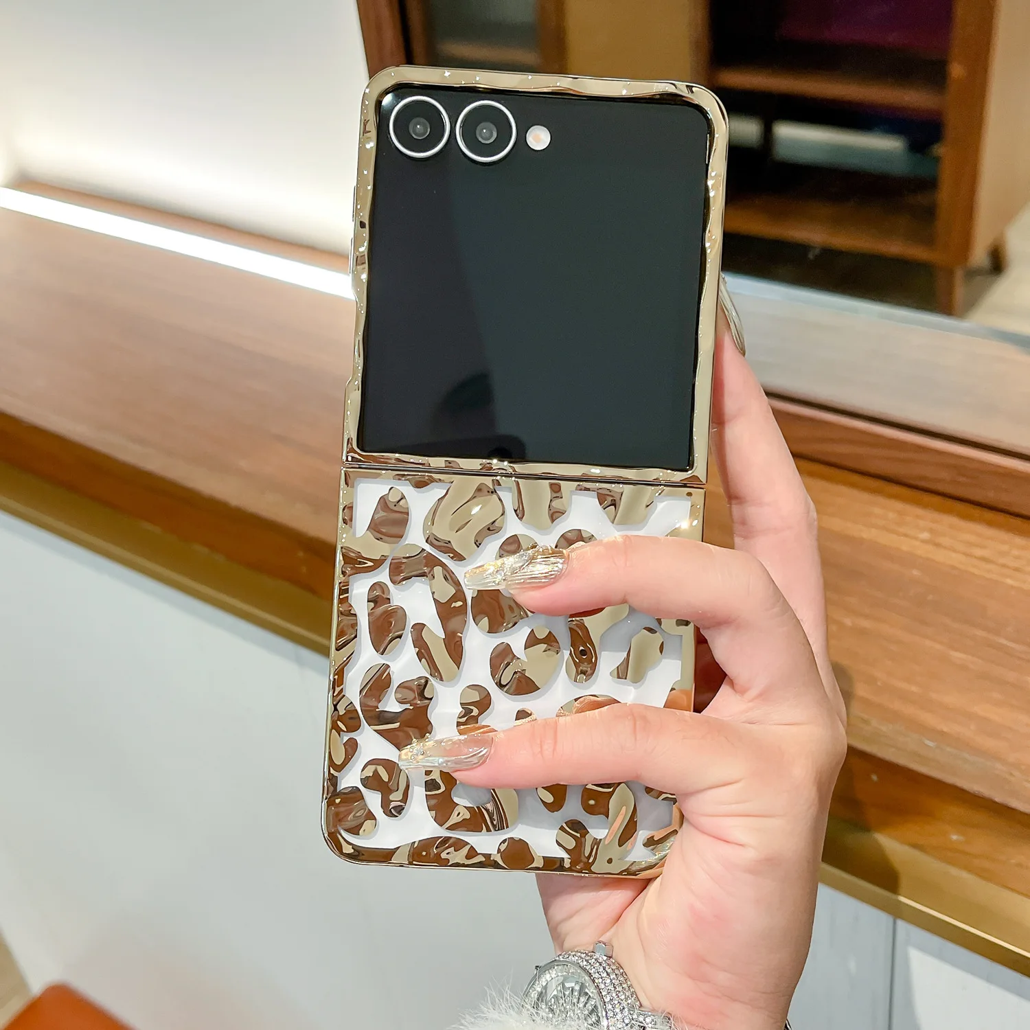 

Gold Leopard Phone Case For Samsung Galaxy Z Flip 7 6 5 4 Protective Back Cover For ZFlip5 ZFlip6 ZFlip7 Case Shell