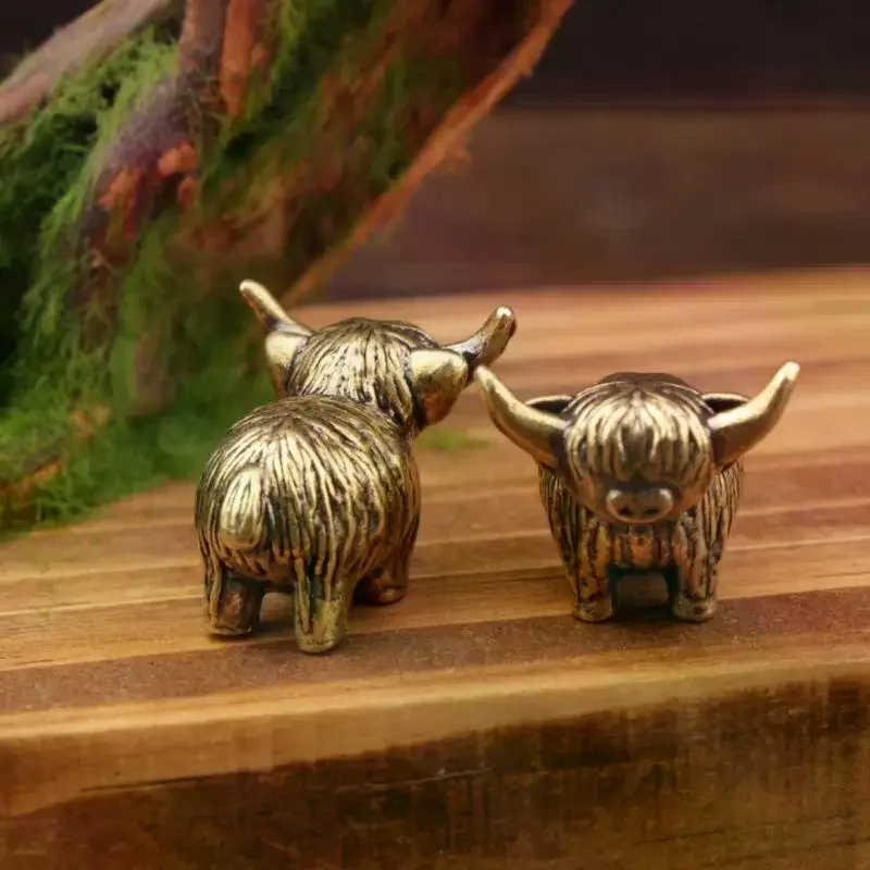 Mini Retro Brass Wall Highland Cattle Sculpture Hand Toy Gift Keychain Ornament Home Office Desk Decorative Ornament