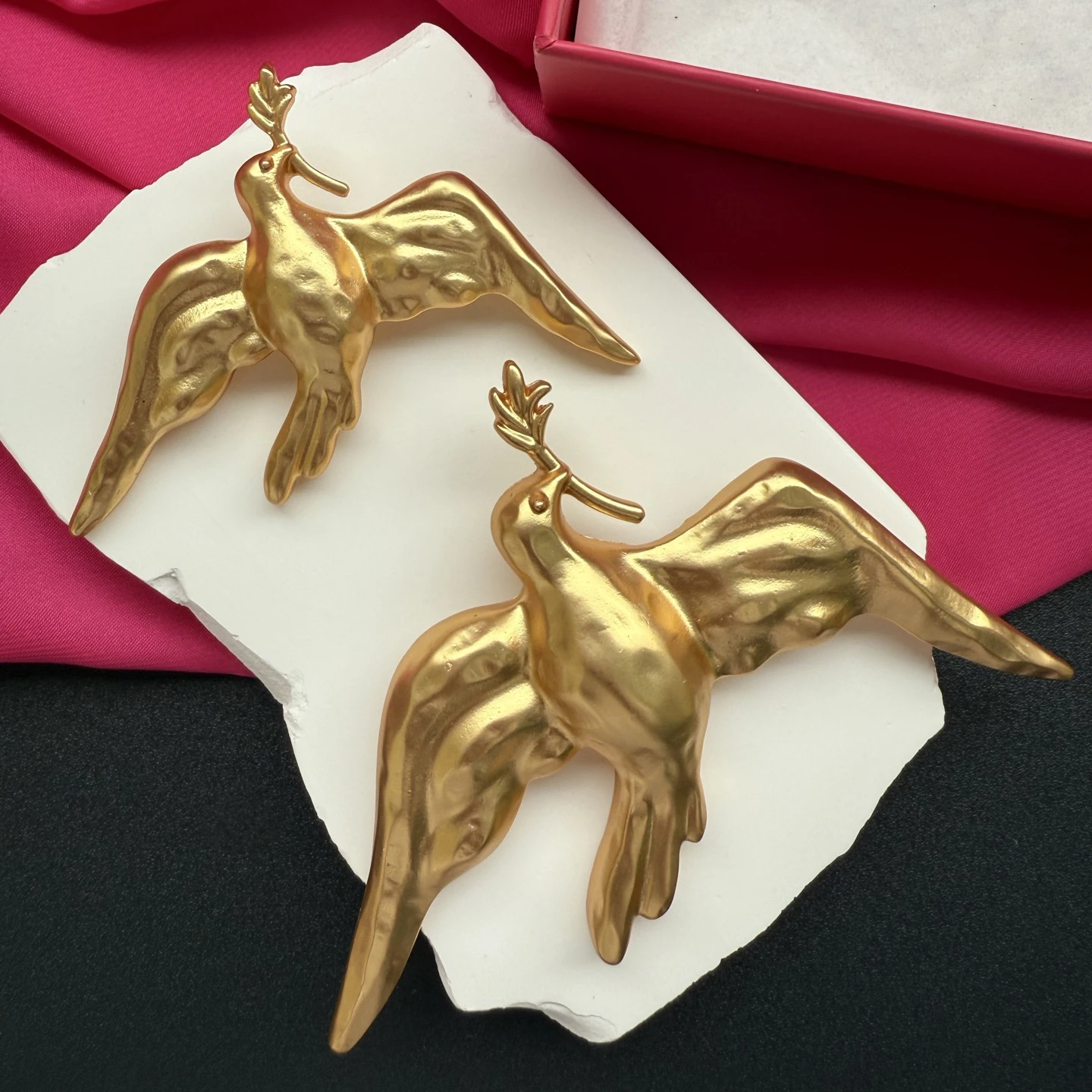 

Vintage Top Quality Designer Brand Brass Plated Gold Pigeon Luxury Brooch Women Anniversary Gift Jewelry