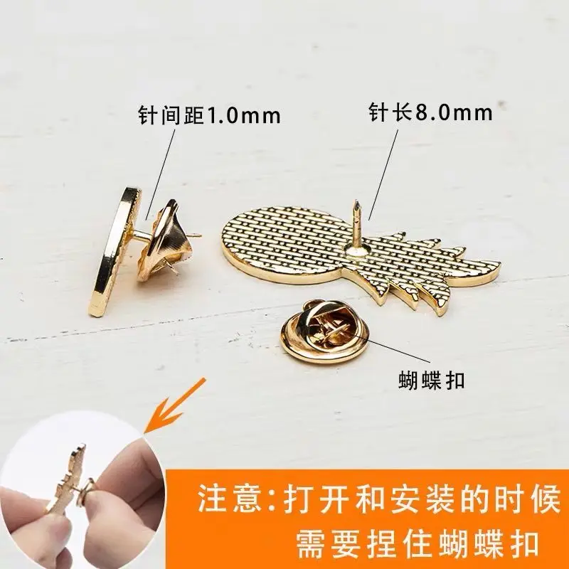 Broszka z kreskówki Disneya Kubuś Puchatek, kreatywna, kawaii, dla chłopców i dziewcząt, delikatny dodatek, zawieszka, prezent na Boże Narodzenie.