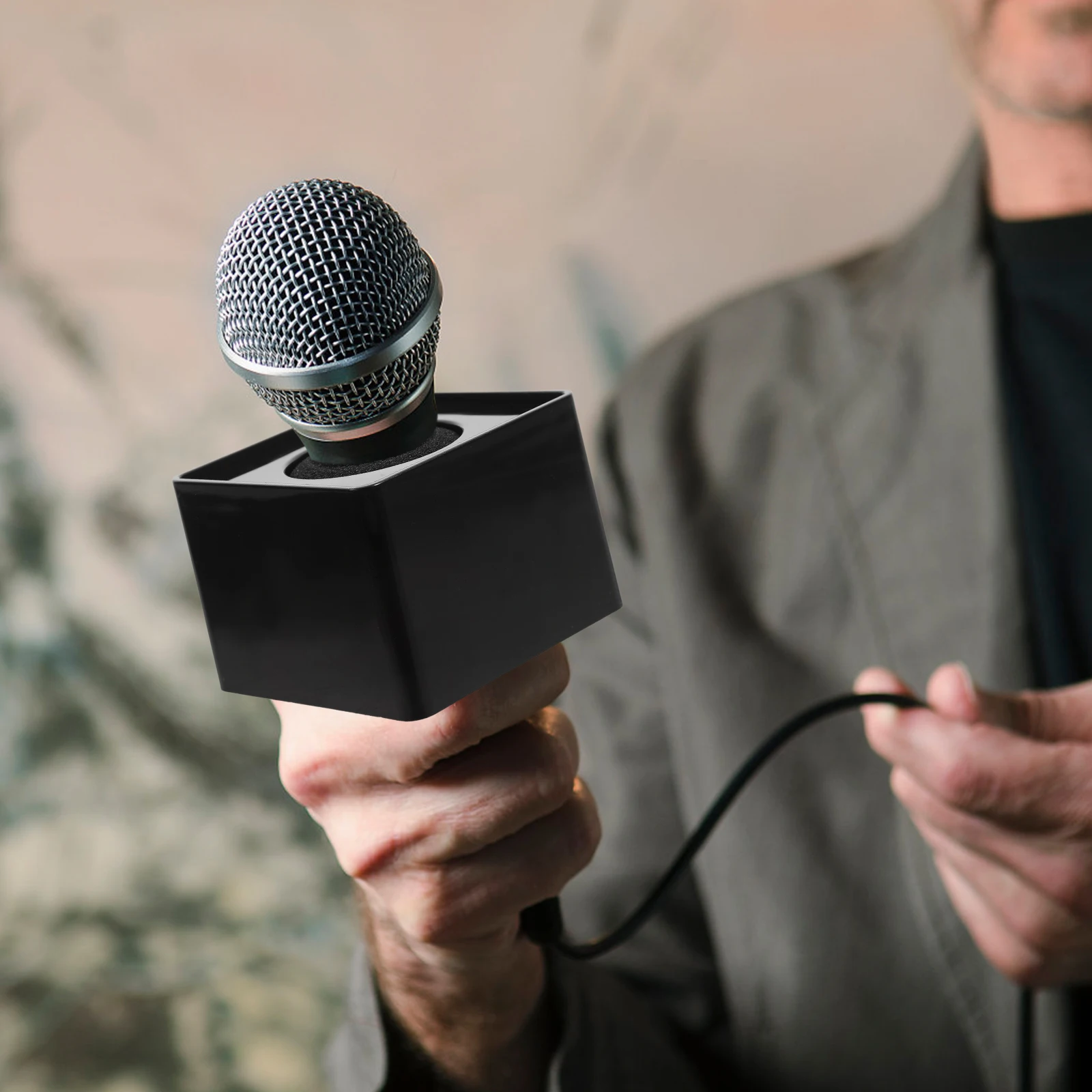 

2pcs Square Shaped Mic Logo Abs Microphone Stand Flag Interview Station Logos Durable Mic Station Logo Professional Microphone