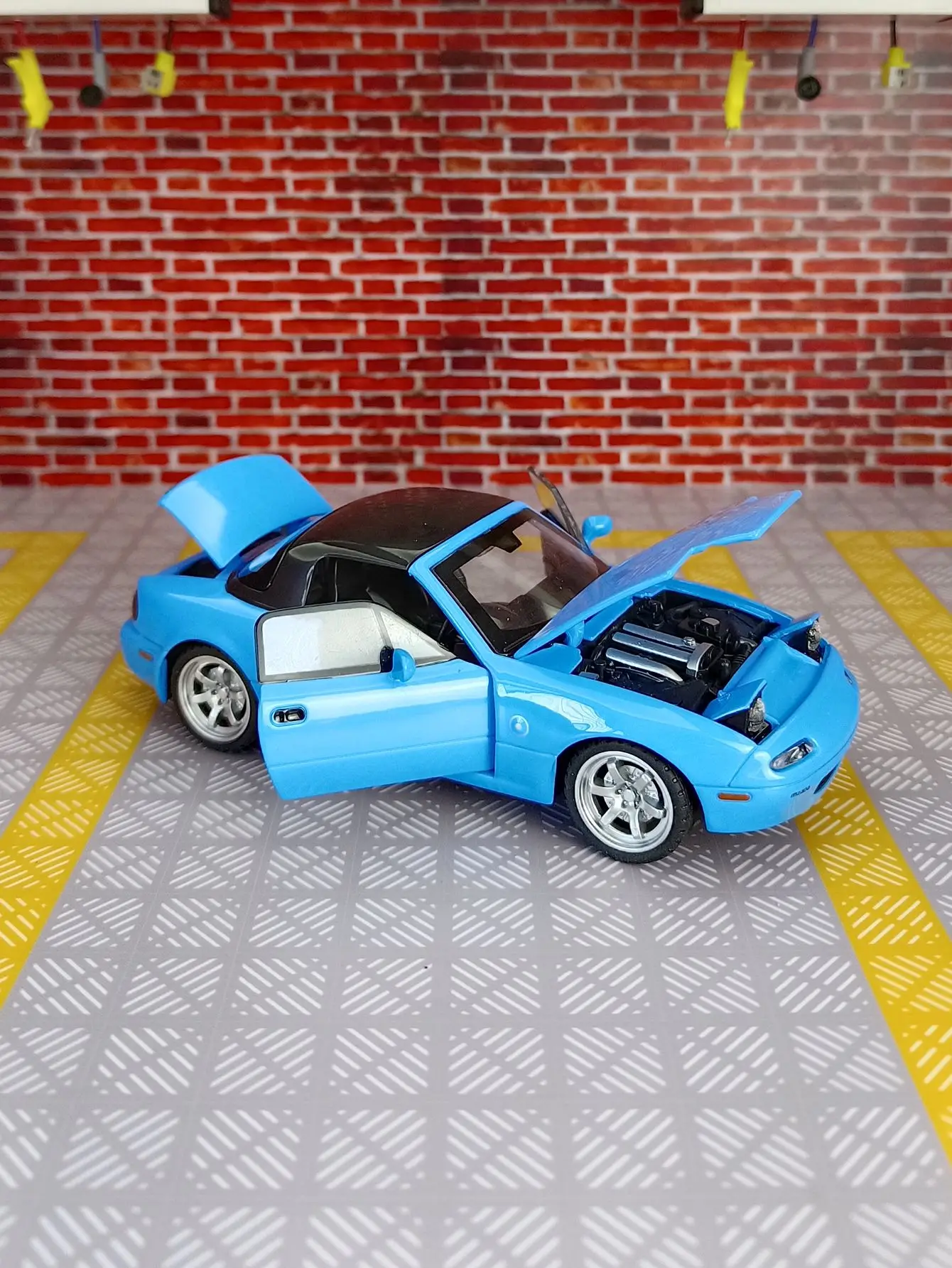 1:32 Mazda MX-5 modello di auto sportiva in lega ornamento convertibile auto giocattolo ribaltabile suono leggero e feedback luminoso regalo per auto per bambini