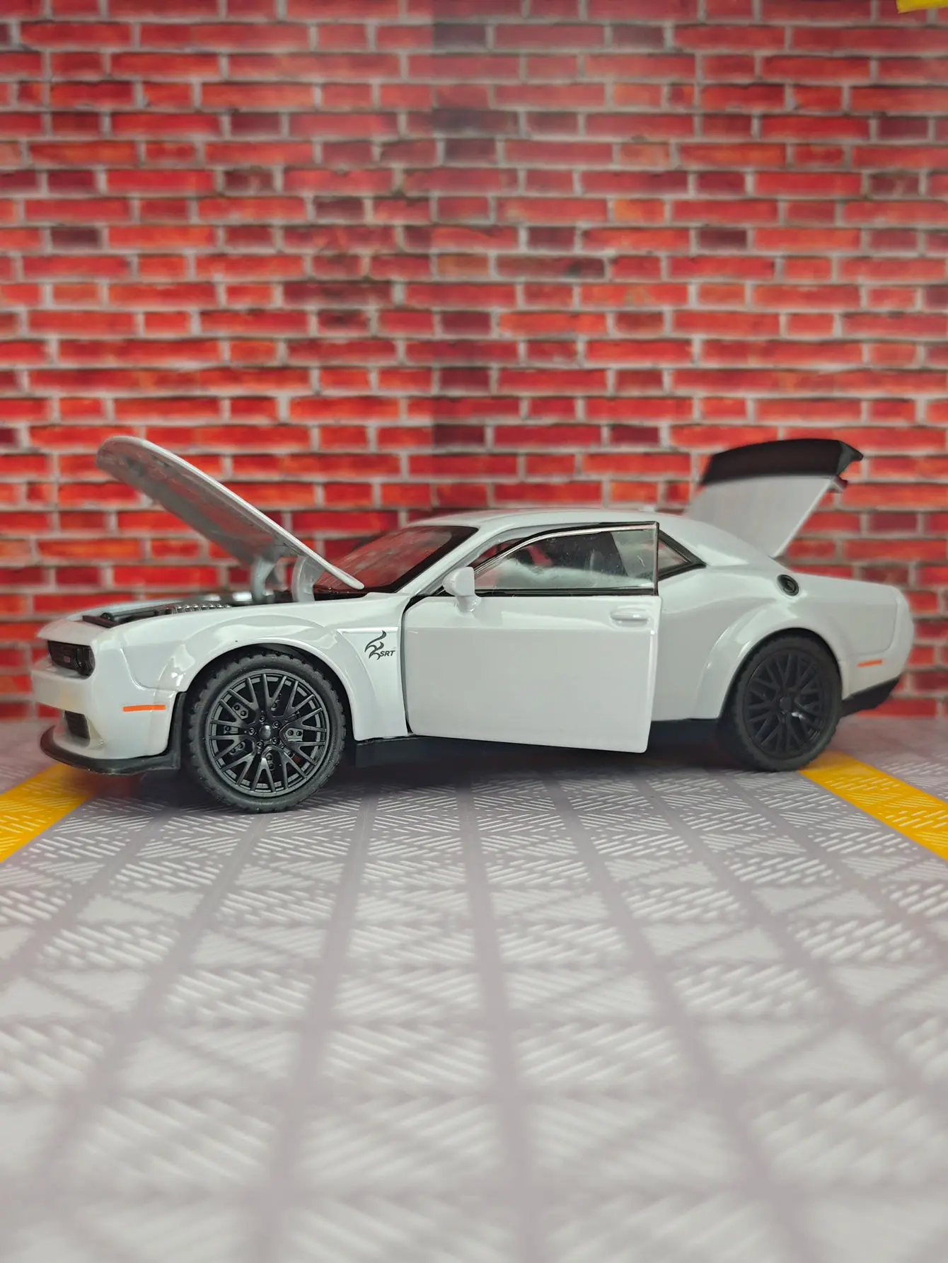 Colección de adornos de coche de aleación SRT 1:32, acústico-óptico, modelo superrunning para niños, regalos, mano de obra fina