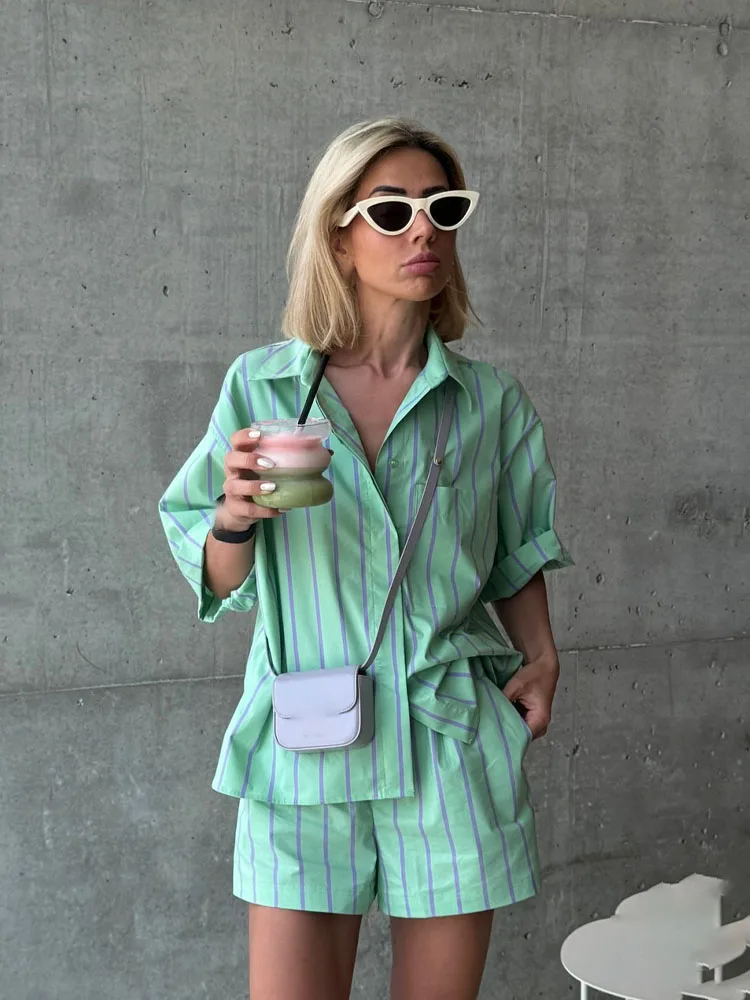 2024年夏 レディースファッション スーツ ストライプ柄 ラペルポケット付きシャツトップス+伸縮性ウエスト サイドスリット入りショートパンツ 女性用カジュアルパンツセット