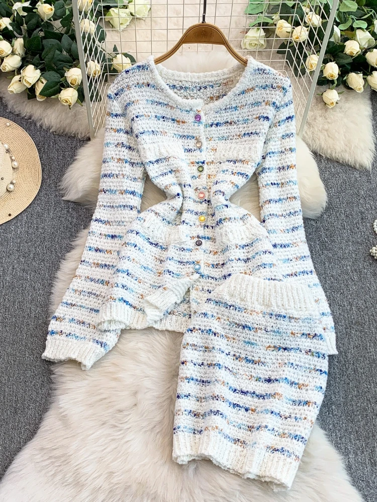 

Небольшой ароматный стиль, тяжелая промышленность, утолщенная полоска, вязаное пальто среднего и длинного цвета на пуговицах, короткая юбка, комплект из двух предметов