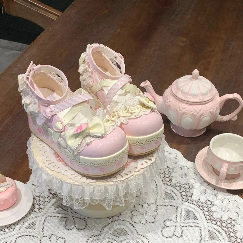 Scarpe piccole in pelle da ragazza con fondo in pan di spagna Fondo spesso Fata carina fragola Una dolce scarpe Lolita Crema