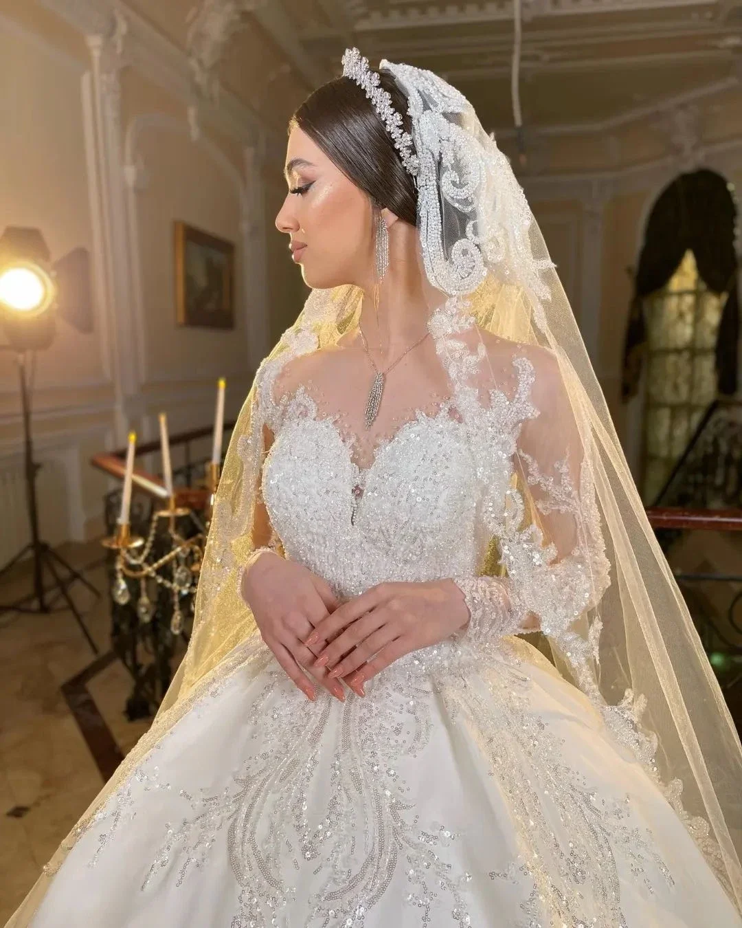 Luxury Ball Dress Wedding Dress Sexy V-neck Long sleeved Lace Decal Lace Bridal Dress Sweep Train Vestido De Novia Customized