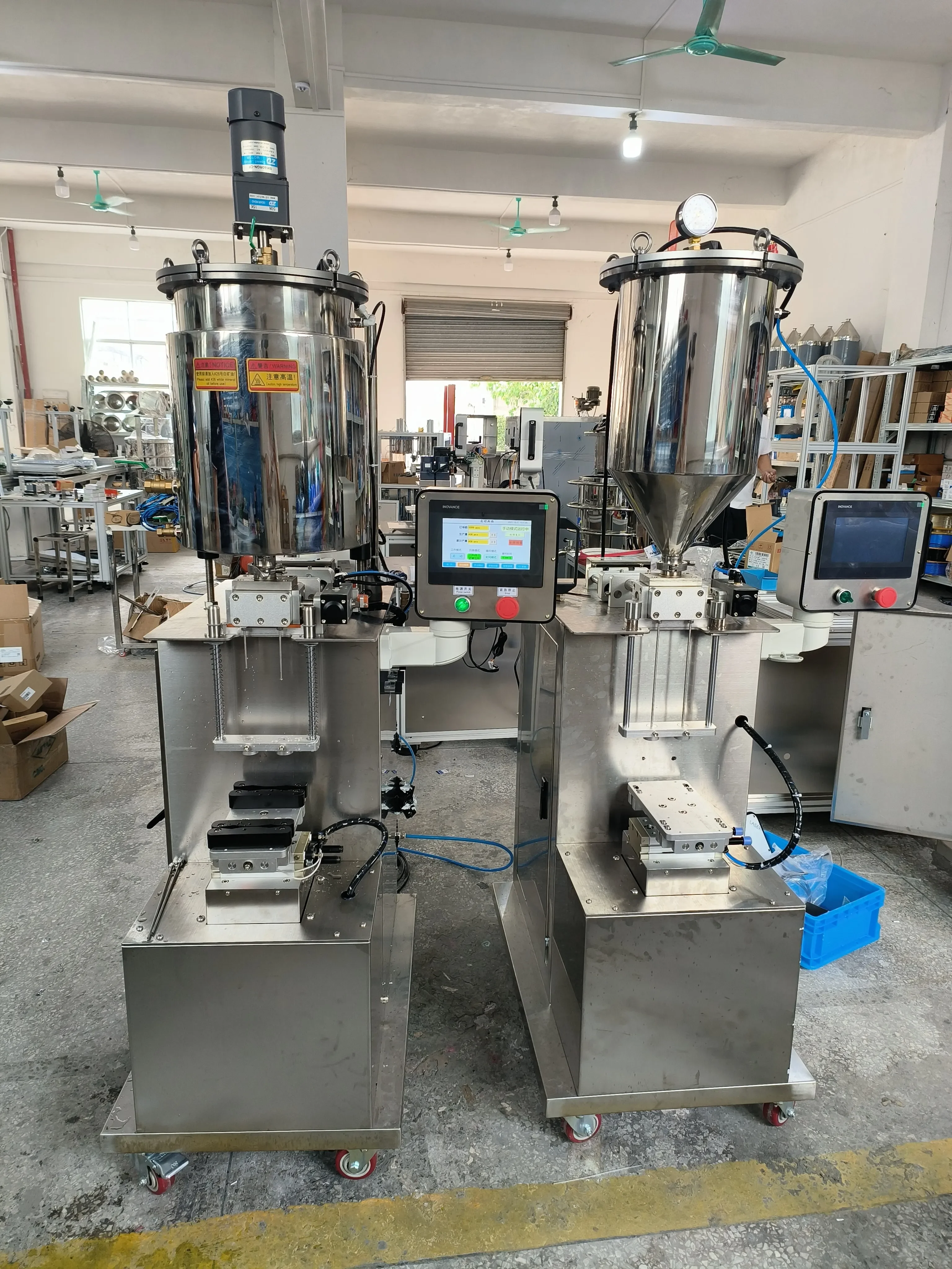 Riempitrice dosatrice pressurizzata e riscaldata per mascara lucidalabbra a 2 teste 1-20 ml