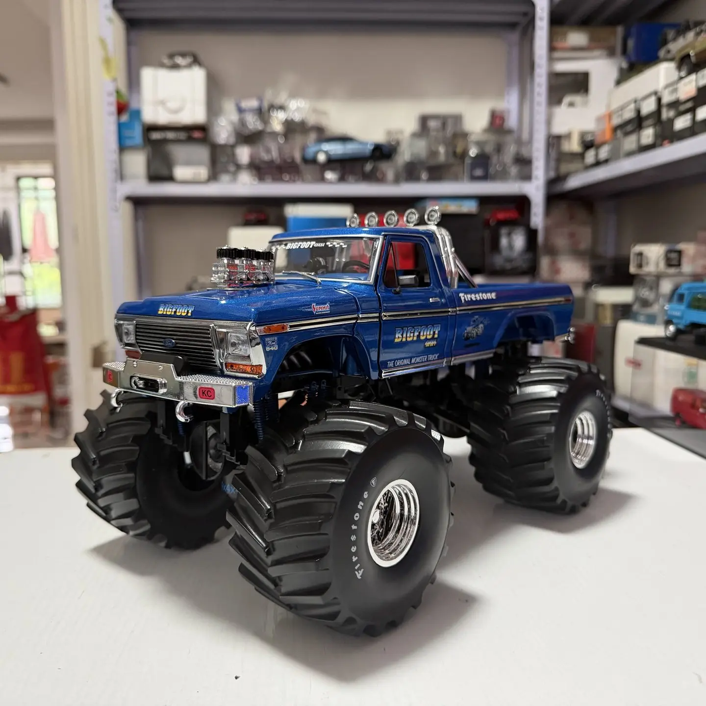 1:18 Scale Diecast Alloy Blue FORD F-250 Bigfoot Off-road Vehicle Toys Cars Model Classics Adult Gifts Souvenir Static Display