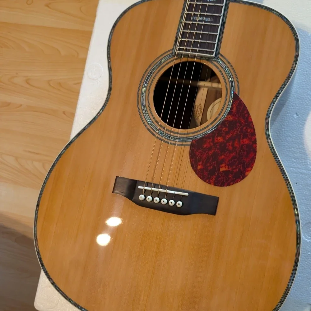 Chitarra Acustica Serie OM 45 con Top in Cedro Rosso, Tastiera in Palissandro, Meccaniche Dorate e Capotasto in Osso, Magazzino Tedesco