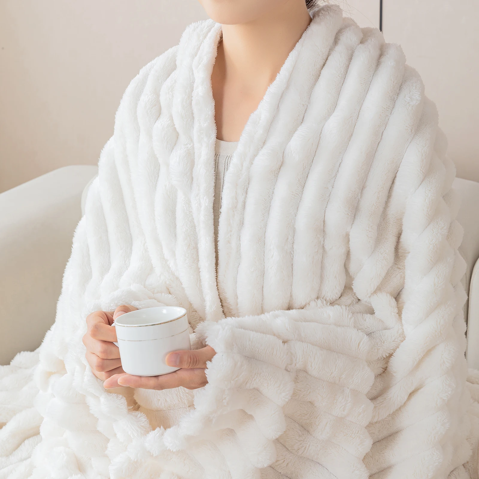 1 buah selimut flanel warna solid bergaris, selimut penutup lembut dan nyaman, cocok untuk sofa, tempat tidur, dan perjalanan serbaguna